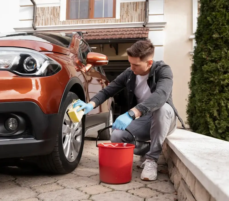 Lavage auto à domicile Fuilla : professionnel intervenant sur un véhicule
